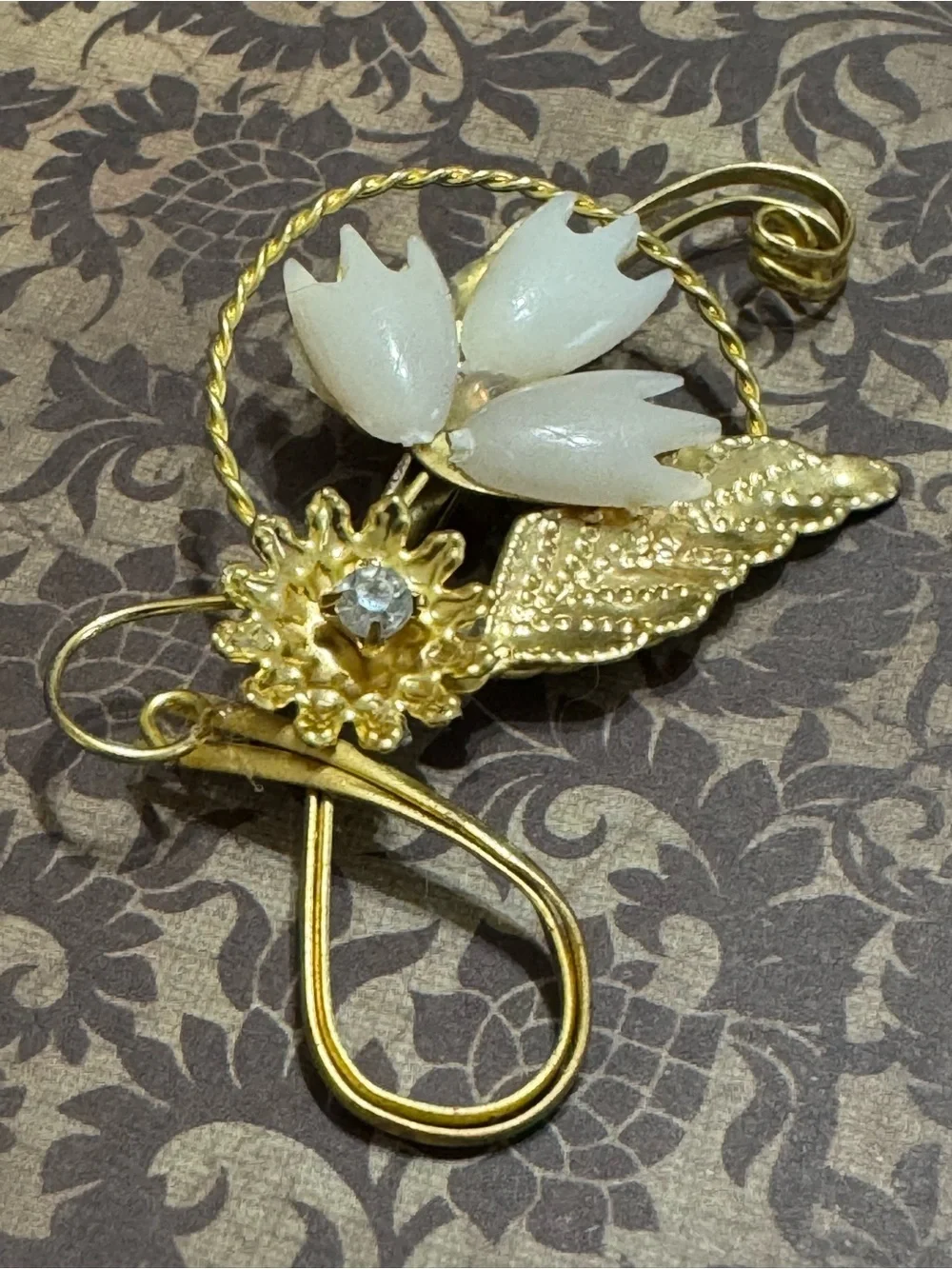 VINTAGE GOLD TONE FLORAL BROOCH